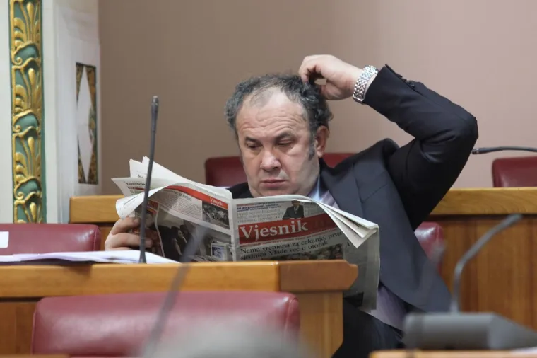 23.12.2011., Zagreb - Na danasnjoj sjednici Sabora RH prva tocka dnevnog reda je izbor nove Vlade. Zeljko Kerum cita Vjesnik.
Photo: Patrik Macek/PIXSELL