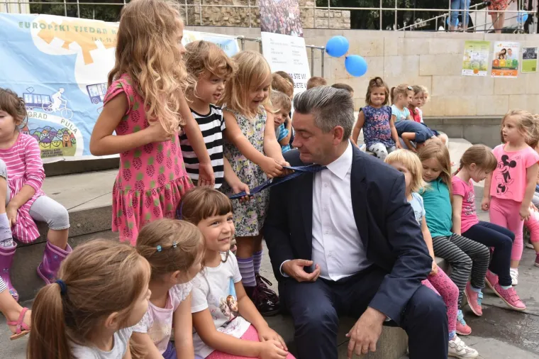 16.09.2016., Pula - Na Trgu Portarata  danas je sluzbeno otvren  Europski tjedan mobilnosti koji traje do 22. rujna. Otvaranju su  prisustvali  gradonacelnik Pule Boris Miletic sa suradnicima te predstavnici  partnera manifestacije Policijske uprave istarske, Speleoloske udruge Pula, HAK Auto kluba Pula - Rovinja, Ideje Istra, Obrta Chrissart i Medicinske skole. Okupljeni malisani na otvaranju najvise interesa su pokazali za gradonacelnikovu kravatu
Photo: Dusko Marusic/PIXSELL
