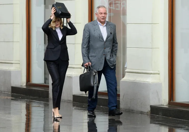 20.05.2016., Zagreb - Ivo Sanader u Bogovicevoj ulici popio je kavu u drustvu odvjetnice Jadranke Slokovic i Gorana Suica koji se cijelo vrijeme pokusavao sakriti od fotoreportera. 
Nakon ispijene kave Sanader se s odvjetnicom uputio prema taksiju te nosio torbu odvjetnika Suica koju je kasnije predao Jadranki Slokovic.  
Photo: Marko Lukunic/PIXSELL