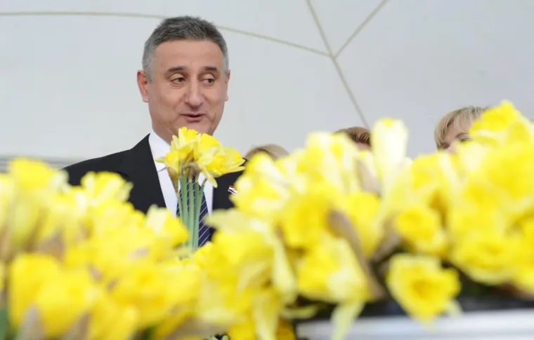 22.03.2014., Zagreb - Humanitarna prodaja narcisa koju organizira Europa Donna Hrvatska na Cvjetnom trgu, prihod od akcije ide za oboljele od raka. Brojne poznate osobe odazvale su se pozivu, te kupile i prodavale narcise gradjanima. Tomislav Karamarko. Photo: Zeljko Lukunic/PIXSELL