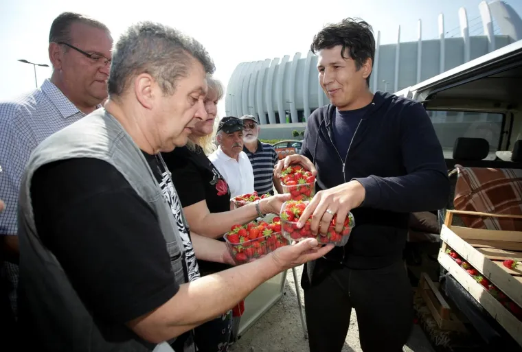 Zagreb - Hrvatski proizvođači jagoda u znak prosvjeda protiv uvoza usred sezone branja okupljenim građanima dijelili su besplatno domaće jagode. Photo: Zarko Basic/PIXSELL