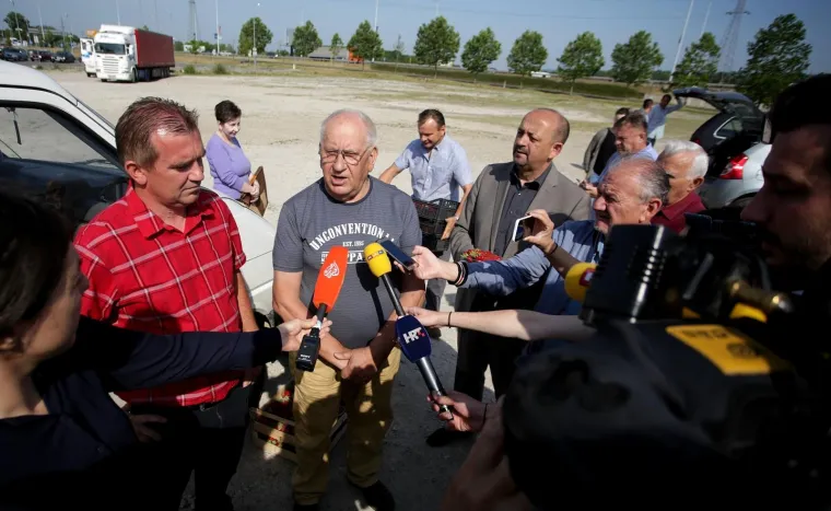 OGORČENI ZBOG JEFTINOG UVOZA: Domaći voćari besplatno dijelili jagode građanima