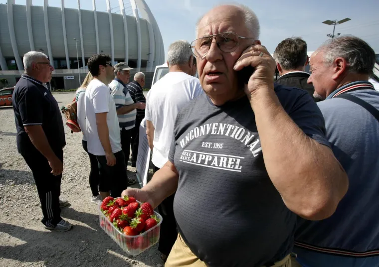 OGORČENI ZBOG JEFTINOG UVOZA: Domaći voćari besplatno dijelili jagode građanima