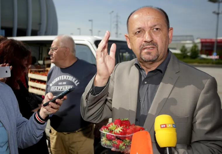 OGORČENI ZBOG JEFTINOG UVOZA: Domaći voćari besplatno dijelili jagode građanima