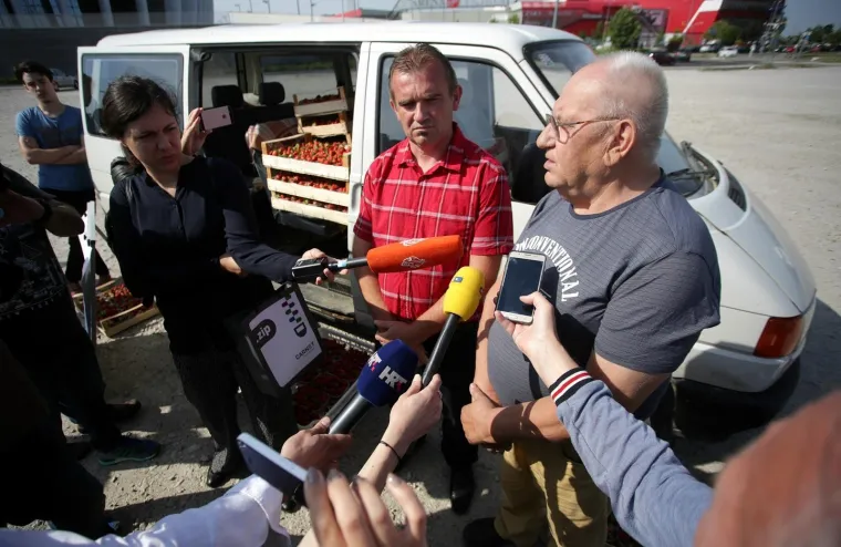 OGORČENI ZBOG JEFTINOG UVOZA: Domaći voćari besplatno dijelili jagode građanima