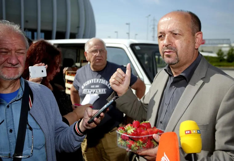 OGORČENI ZBOG JEFTINOG UVOZA: Domaći voćari besplatno dijelili jagode građanima