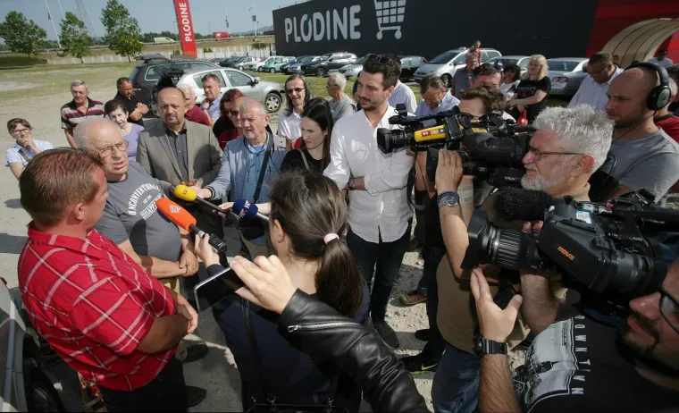 OGORČENI ZBOG JEFTINOG UVOZA: Domaći voćari besplatno dijelili jagode građanima