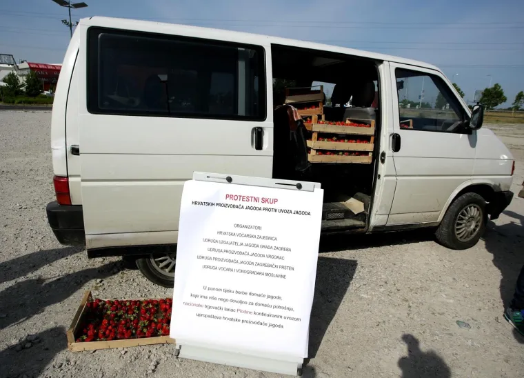 OGORČENI ZBOG JEFTINOG UVOZA: Domaći voćari besplatno dijelili jagode građanima