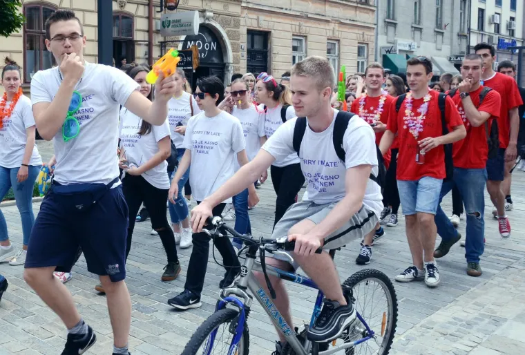 Veliki foto izvje&scaron;taj: pogledajte kako su maturanti proslavili zadnji dan diljem Hrvatske