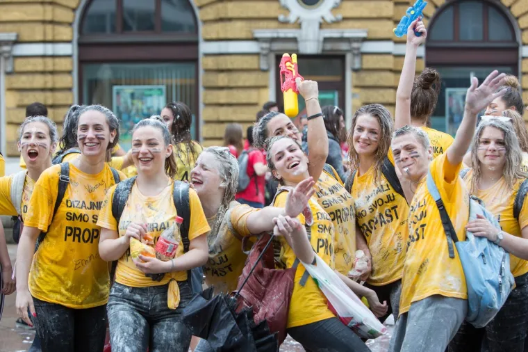 Veliki foto izvje&scaron;taj: pogledajte kako su maturanti proslavili zadnji dan diljem Hrvatske