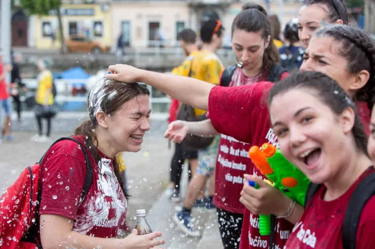 Veliki foto izvje&scaron;taj: pogledajte kako su maturanti proslavili zadnji dan diljem Hrvatske