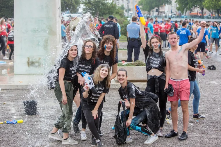 Veliki foto izvje&scaron;taj: pogledajte kako su maturanti proslavili zadnji dan diljem Hrvatske