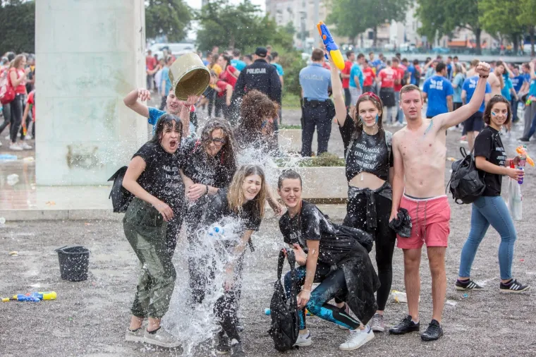 Veliki foto izvje&scaron;taj: pogledajte kako su maturanti proslavili zadnji dan diljem Hrvatske