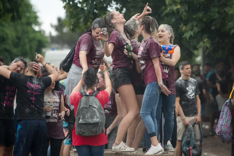 Veliki foto izvje&scaron;taj: pogledajte kako su maturanti proslavili zadnji dan diljem Hrvatske
