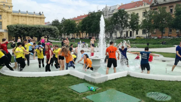 Veliki foto izvje&scaron;taj: pogledajte kako su maturanti proslavili zadnji dan diljem Hrvatske