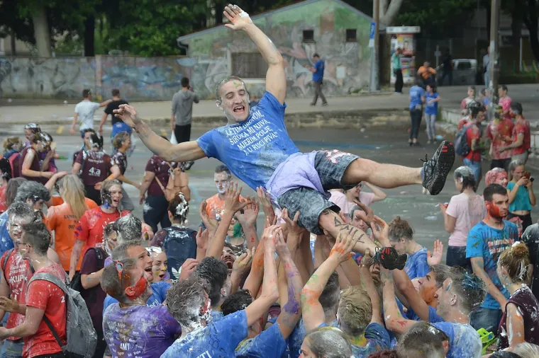 Veliki foto izvje&scaron;taj: pogledajte kako su maturanti proslavili zadnji dan diljem Hrvatske