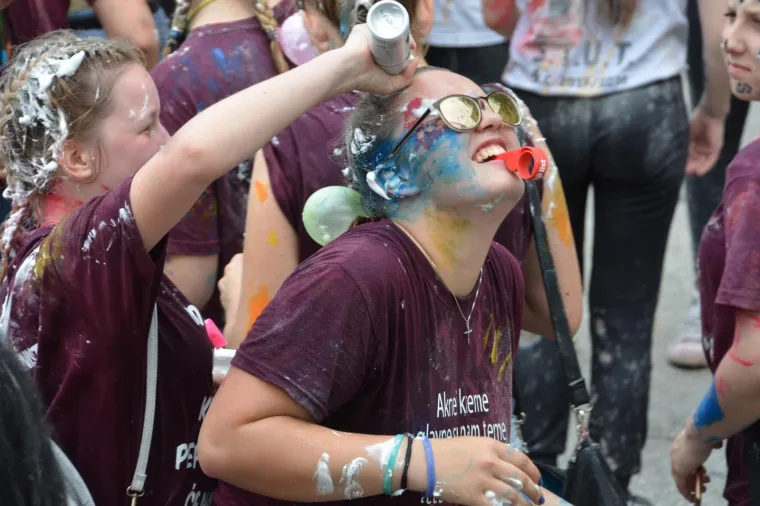 Veliki foto izvje&scaron;taj: pogledajte kako su maturanti proslavili zadnji dan diljem Hrvatske