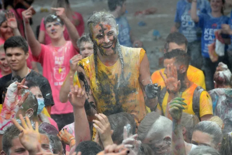 Veliki foto izvje&scaron;taj: pogledajte kako su maturanti proslavili zadnji dan diljem Hrvatske