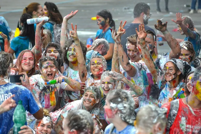 Veliki foto izvje&scaron;taj: pogledajte kako su maturanti proslavili zadnji dan diljem Hrvatske