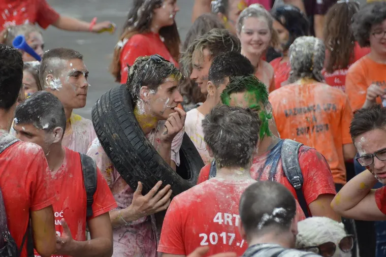 Veliki foto izvje&scaron;taj: pogledajte kako su maturanti proslavili zadnji dan diljem Hrvatske