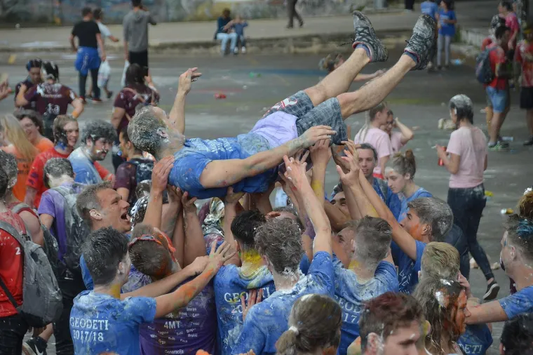 Veliki foto izvje&scaron;taj: pogledajte kako su maturanti proslavili zadnji dan diljem Hrvatske