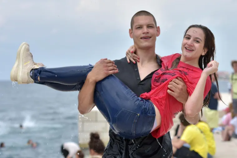 Veliki foto izvje&scaron;taj: pogledajte kako su maturanti proslavili zadnji dan diljem Hrvatske