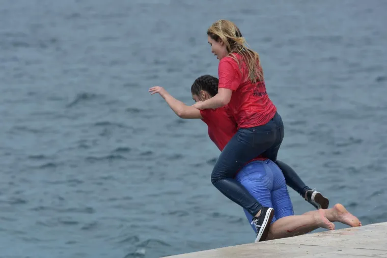 Veliki foto izvje&scaron;taj: pogledajte kako su maturanti proslavili zadnji dan diljem Hrvatske