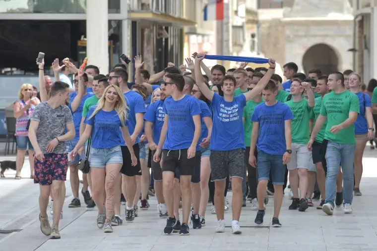 Veliki foto izvje&scaron;taj: pogledajte kako su maturanti proslavili zadnji dan diljem Hrvatske