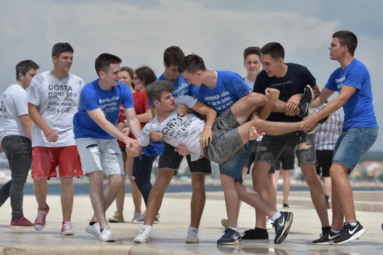 Veliki foto izvje&scaron;taj: pogledajte kako su maturanti proslavili zadnji dan diljem Hrvatske