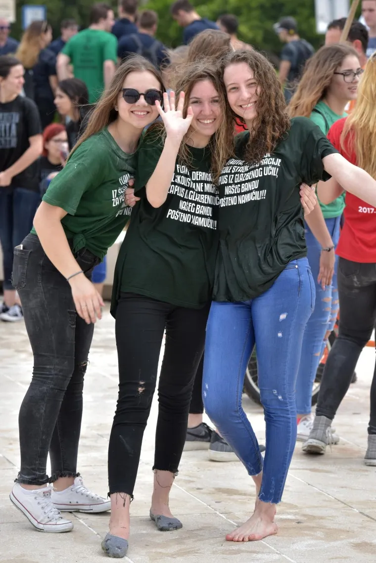 Veliki foto izvje&scaron;taj: pogledajte kako su maturanti proslavili zadnji dan diljem Hrvatske