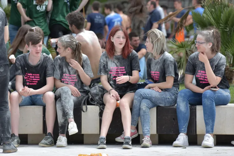 Veliki foto izvje&scaron;taj: pogledajte kako su maturanti proslavili zadnji dan diljem Hrvatske