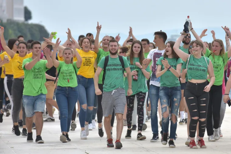 Veliki foto izvje&scaron;taj: pogledajte kako su maturanti proslavili zadnji dan diljem Hrvatske