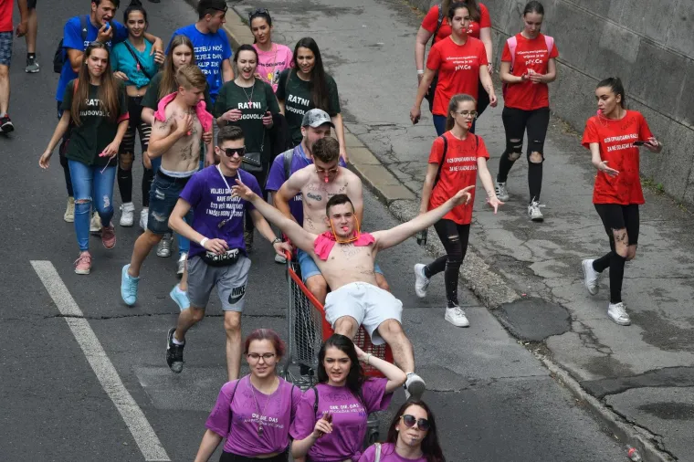 Veliki foto izvje&scaron;taj: pogledajte kako su maturanti proslavili zadnji dan diljem Hrvatske