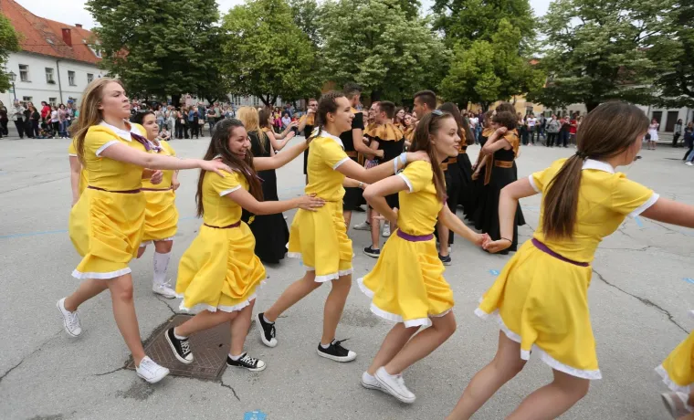 Veliki foto izvje&scaron;taj: pogledajte kako su maturanti proslavili zadnji dan diljem Hrvatske