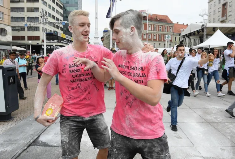 Veliki foto izvje&scaron;taj: pogledajte kako su maturanti proslavili zadnji dan diljem Hrvatske