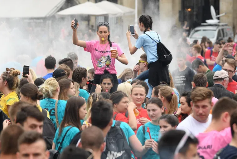Veliki foto izvje&scaron;taj: pogledajte kako su maturanti proslavili zadnji dan diljem Hrvatske