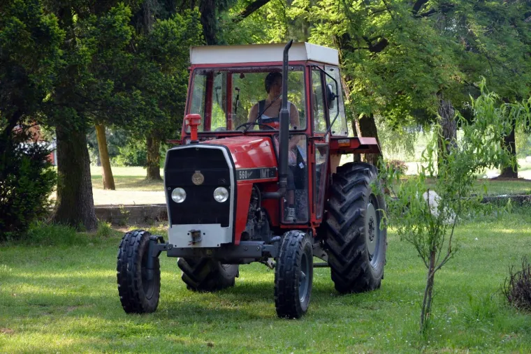 Maturantice Poljoprivredno​-prehrambene​ &scaron;kol​e u Požegi traktorima dolaze u &scaron;kolu