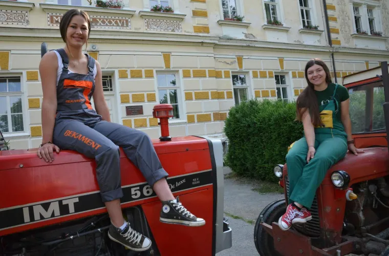 Maturantice Poljoprivredno​-prehrambene​ &scaron;kol​e u Požegi traktorima dolaze u &scaron;kolu