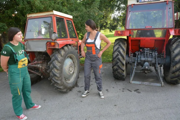 Maturantice Poljoprivredno​-prehrambene​ &scaron;kol​e u Požegi traktorima dolaze u &scaron;kolu