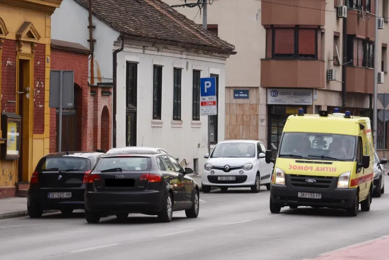 Morala ga i Hitna zaobilaziti: uključio sva četiri žmigavca, ostavio audi nasred ceste pa oti&scaron;ao u obližnju trgovinu
