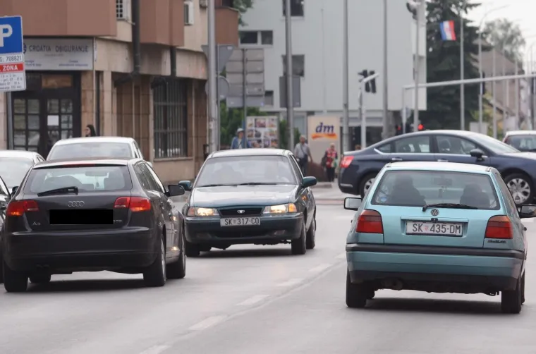 Morala ga i Hitna zaobilaziti: uključio sva četiri žmigavca, ostavio audi nasred ceste pa oti&scaron;ao u obližnju trgovinu