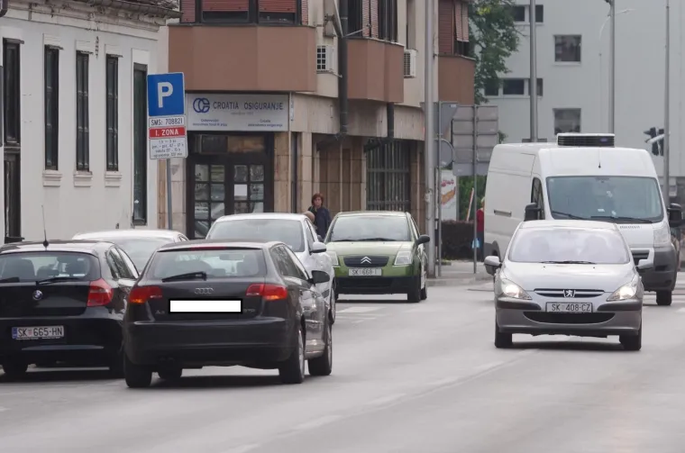 Morala ga i Hitna zaobilaziti: uključio sva četiri žmigavca, ostavio audi nasred ceste pa oti&scaron;ao u obližnju trgovinu
