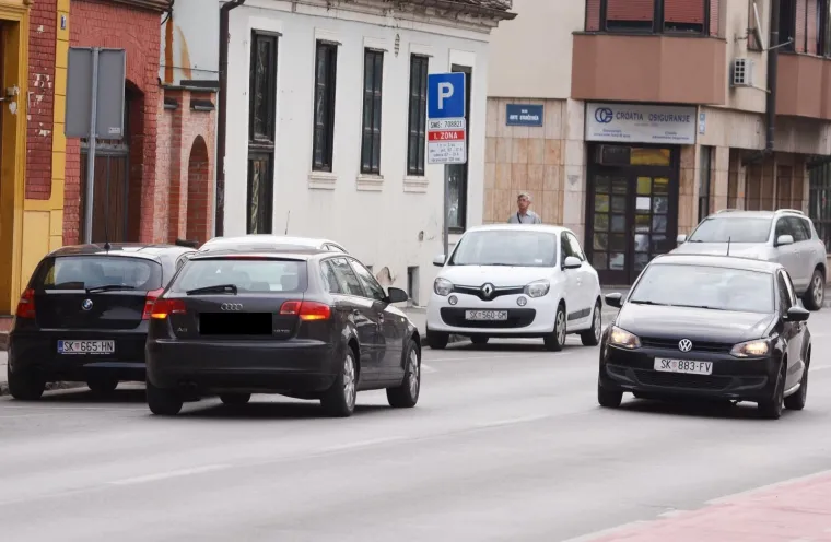 Morala ga i Hitna zaobilaziti: uključio sva četiri žmigavca, ostavio audi nasred ceste pa oti&scaron;ao u obližnju trgovinu