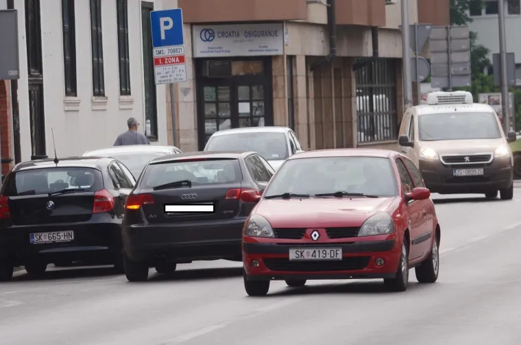Morala ga i Hitna zaobilaziti: uključio sva četiri žmigavca, ostavio audi nasred ceste pa oti&scaron;ao u obližnju trgovinu