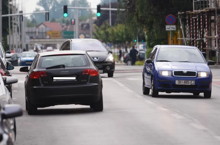 Morala ga i Hitna zaobilaziti: uključio sva četiri žmigavca, ostavio audi nasred ceste pa oti&scaron;ao u obližnju trgovinu