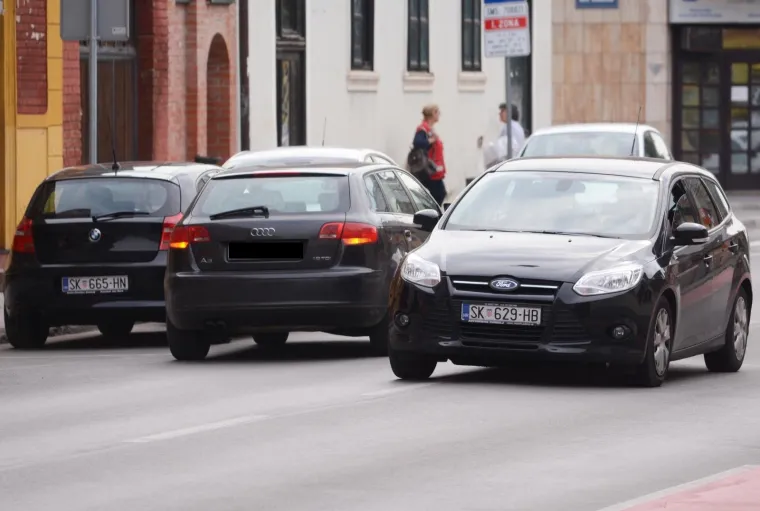 Morala ga i Hitna zaobilaziti: uključio sva četiri žmigavca, ostavio audi nasred ceste pa oti&scaron;ao u obližnju trgovinu