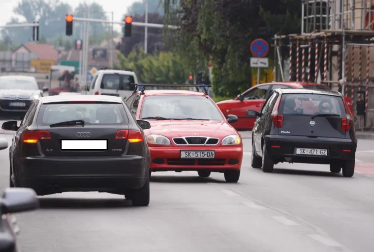 Morala ga i Hitna zaobilaziti: uključio sva četiri žmigavca, ostavio audi nasred ceste pa oti&scaron;ao u obližnju trgovinu
