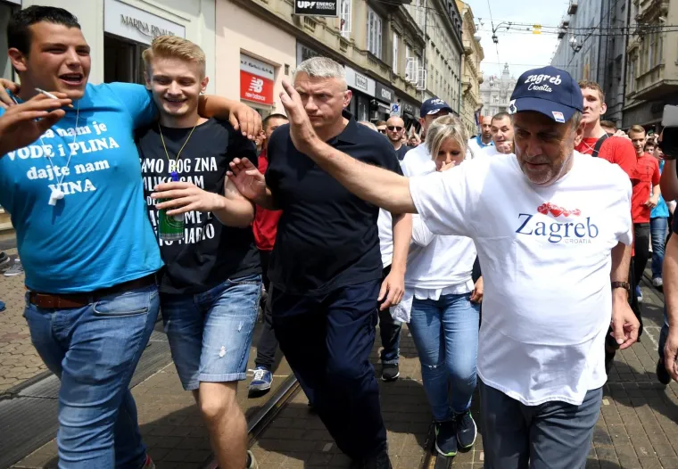 Okupljanje maturanata na Trgu bana Jelačića u Zagrebu