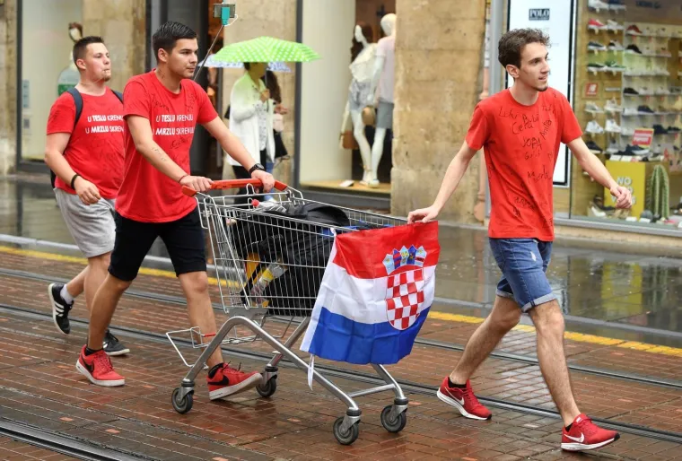 Okupljanje maturanata na Trgu bana Jelačića u Zagrebu