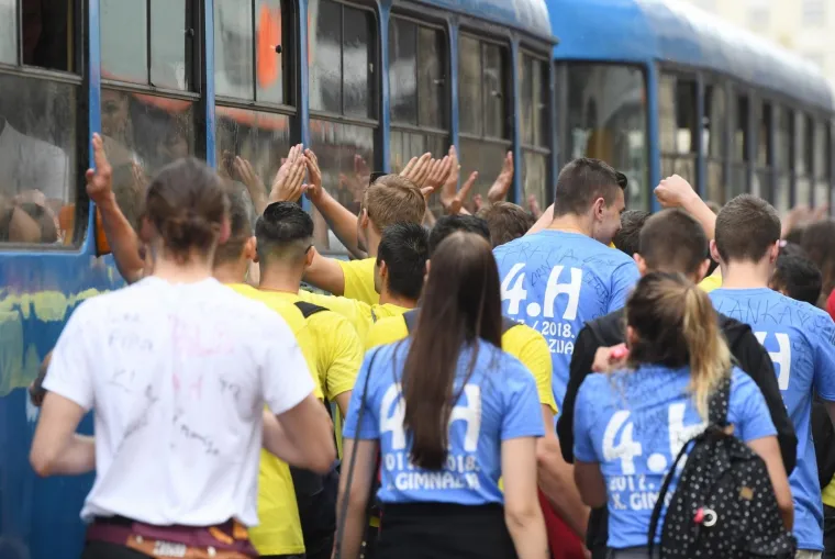 Okupljanje maturanata na Trgu bana Jelačića u Zagrebu
